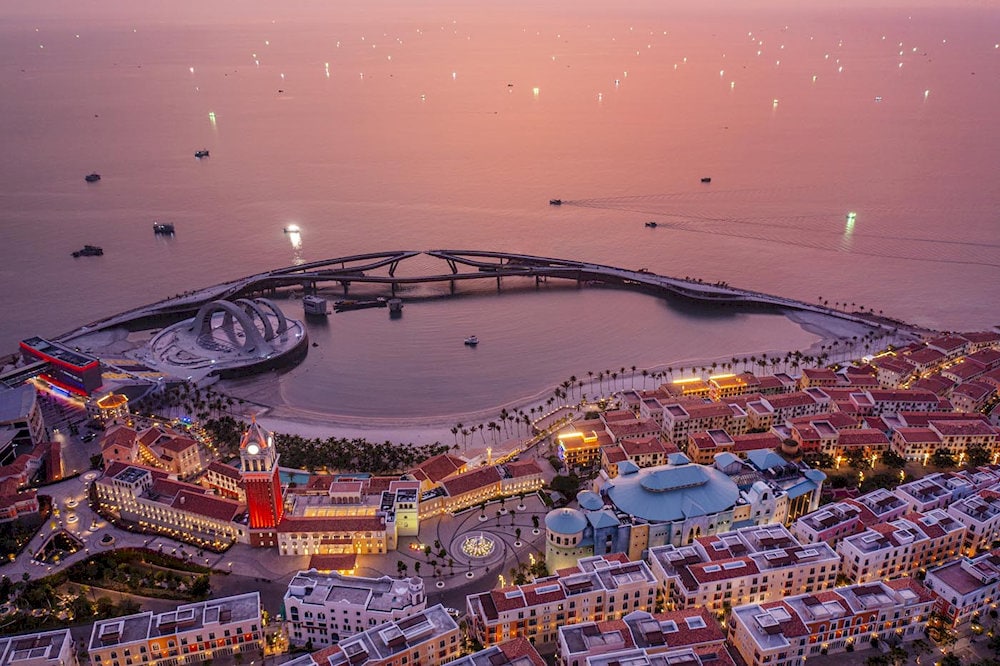 Kiss Bridge is an impressive architectural masterpiece located right in Sunset Town, Southwest of Phu Quoc Island